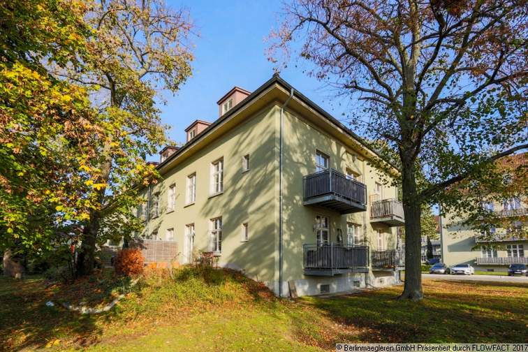 Blick zur Wohnung mit Terrasse und Gartenanteil